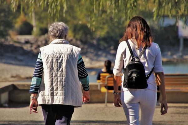 Spaziergang ältere und jüngere Frau